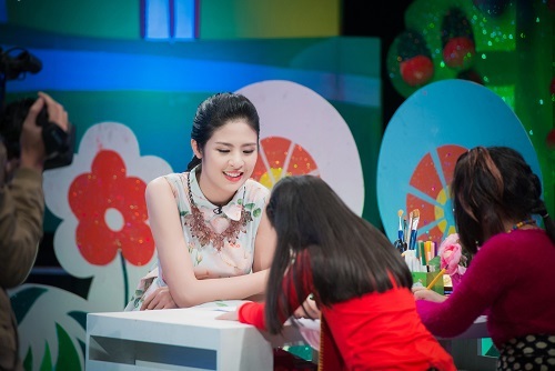 Hoa hậu Ngọc Hân làm cô giáo dạy trẻ thiết kế thời trang