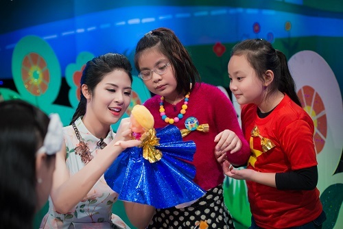 Hoa hậu Ngọc Hân làm cô giáo dạy trẻ thiết kế thời trang