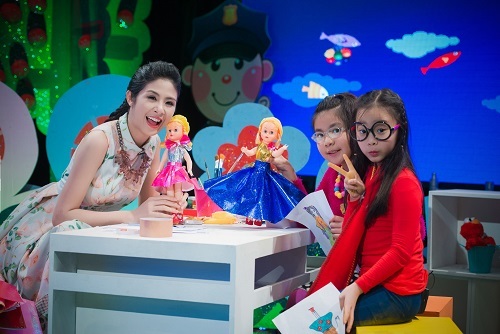 Hoa hậu Ngọc Hân làm cô giáo dạy trẻ thiết kế thời trang