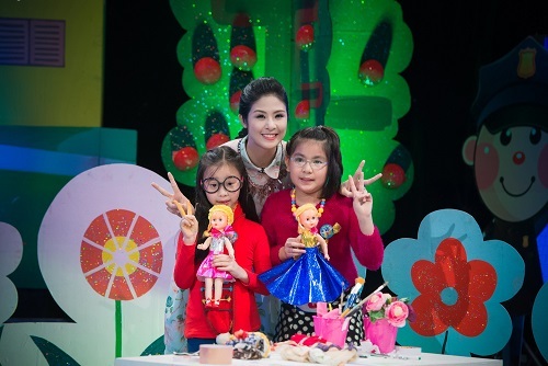 Hoa hậu Ngọc Hân làm cô giáo dạy trẻ thiết kế thời trang