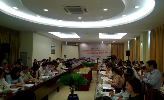 Sách rác đang làm bẩn môi trường văn hóa đọc? - 2 Các đại biểu thảo luận sôi nổi tại buổi tọa đàm diễn ra tại TPHCM, ngày 21/1/2015 (Ảnh: T.Hòa)
