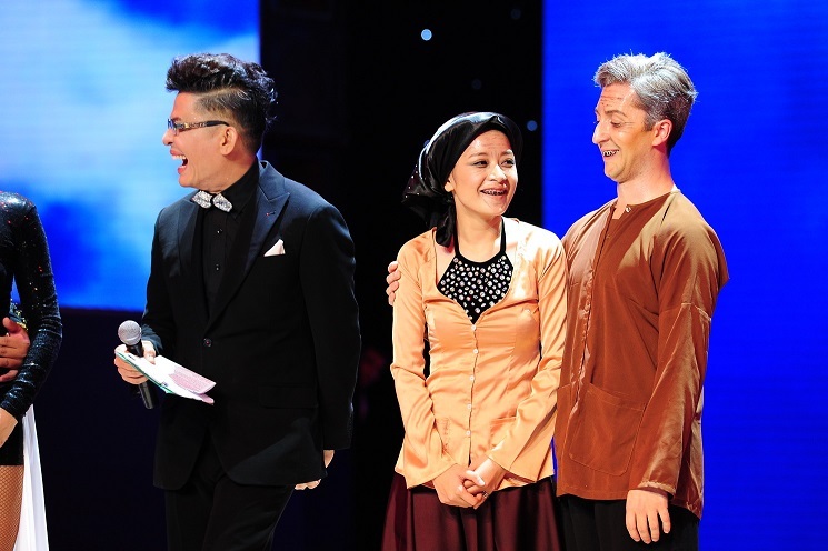 Những động tác bê đỡ, lộn người dường như vẫn không thể làm khó bà già xinh đẹp Chi Pu