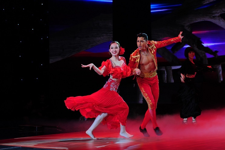 Những động tác bê đỡ, lộn người dường như vẫn không thể làm khó bà già xinh đẹp Chi Pu