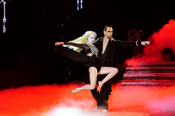 Nữ ca sĩ đã mang đến một ca khúc sôi động kết hợp với màn vũ đạo nóng bỏng trên sàn diễn.