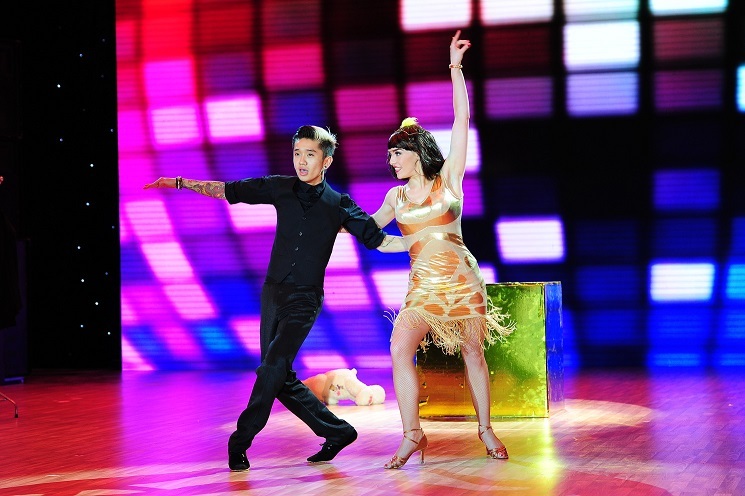 Anh chàng Rocker Sử Duy Vương thể hiện chất latin trong điệu nhảy Samba kết hợp Chachacha