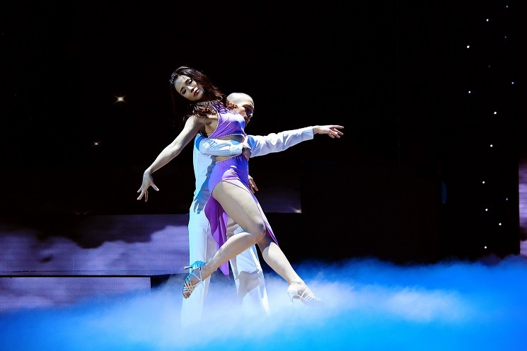 Diệp Lâm Anh lả lướt và gợi cảm trong vũ điệu Rumba nồng cháy.