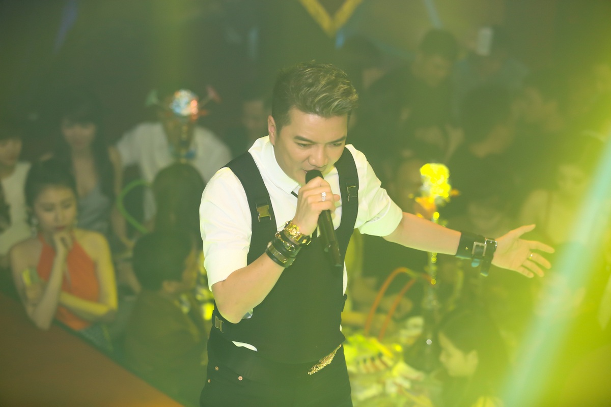 Lệ Quyên được chồng tháp tùng chạy show ở thủ đô - 8 Nữ ca sĩ đã dành tặng cho người hâm mộ những ca khúc hit gắn liền với tên tuổi của mình như