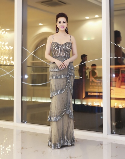 Top 10 sao Việt mặc đẹp tuần qua - 1 Hoa hậu không tuổi