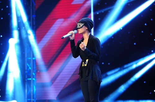 Khán giả phát hiện cô gái mang mặt nạ Huyền Minh chính là ca sĩ Anh Thúy