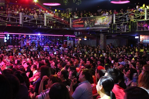 Cả khán phòng chật kín người hâm mộ với đủ độ tuổi đến chung vui cùng Mỹ Tâm trong chiều 11/1