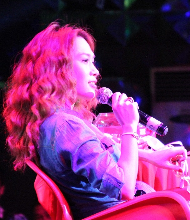 Mỹ Tâm hài hước trả lời các câu hỏi của fans trong buổi giao lưu