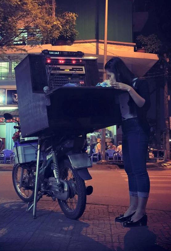 Ước mơ của cha con thí sinh The Voice Kids hát rong, bán kẹo kéo - 2 Thanh Thảo nghỉ học để phụ gia đình đi hát rong, bán kẹo kéo mỗi đêm (Ảnh: T.H)
