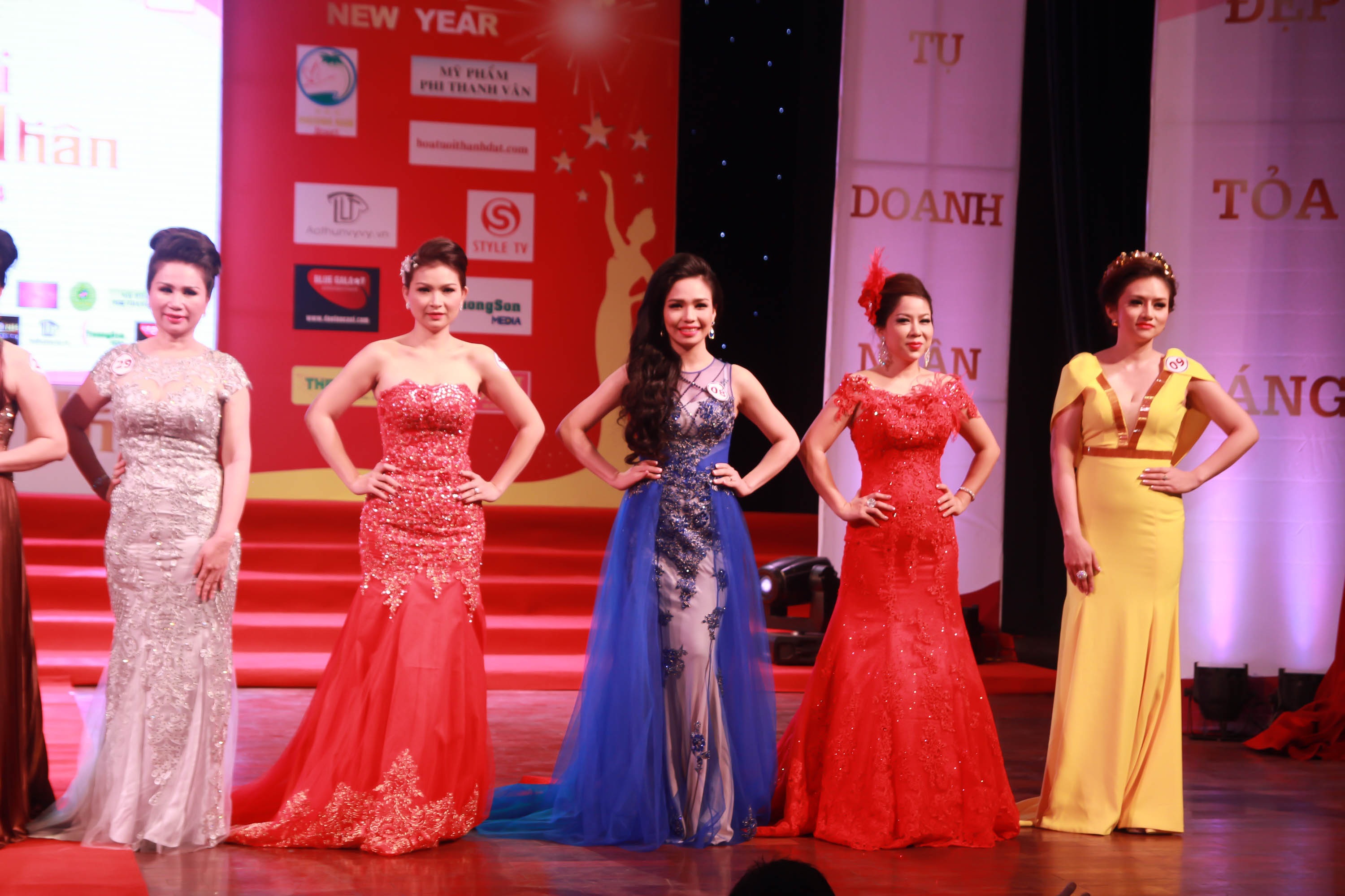 Từ phải sang: DN Nguyễn Thị Bông (SBD 29)