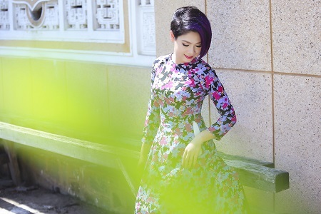 Búp bê Thanh Thảo "liều mình" mặc áo dài - 5 Nữ ca sĩ e ấp trong tà áo dài hoa, mang đậm không khí xuân.