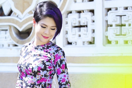 Búp bê Thanh Thảo "liều mình" mặc áo dài - 8 Thanh Thảo cảm thấy rất thú vị khi đã lâu lắm rồi mới khoác lại chiếc áo dài dịu dàng như vậy.