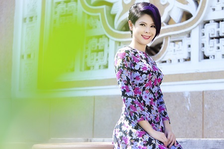 Búp bê Thanh Thảo "liều mình" mặc áo dài - 9 Thanh Thảo cảm thấy rất thú vị khi đã lâu lắm rồi mới khoác lại chiếc áo dài dịu dàng như vậy.