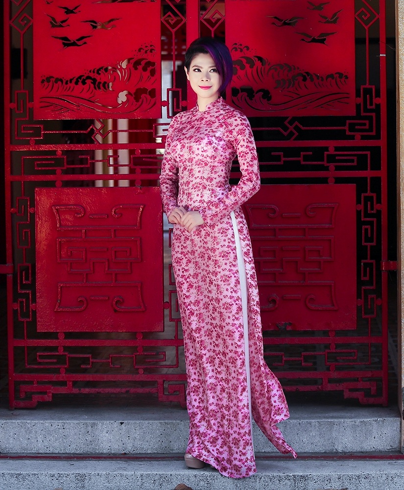 Búp bê Thanh Thảo "liều mình" mặc áo dài - 10 Thanh Thảo cảm thấy rất thú vị khi đã lâu lắm rồi mới khoác lại chiếc áo dài dịu dàng như vậy.