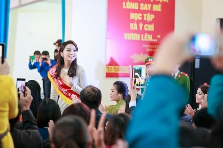 Hoa hậu Kỳ Duyên cùng đàn chị Mai Phương Thúy rủ nhau làm từ thiện - 4 Kỳ Duyên xuất hiện rạng rỡ trước sự đón chào nồng hậu của người dân Bắc Ninh.