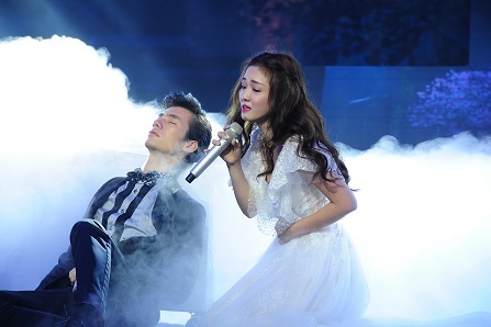 Bùi Anh Tuấn - Tú Vi nhận được sự hỗ trợ từ Văn Anh và Sĩ Thanh trong liên khúc