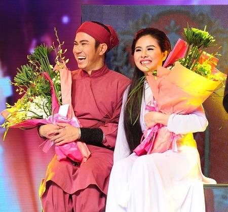 Bùi Anh Tuấn - Tú Vi nhận được sự hỗ trợ từ Văn Anh và Sĩ Thanh trong liên khúc