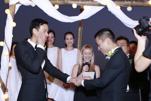 Đám cưới đồng tính như mơ của NTK Adrian Anh Tuấn - 4 Khoảnh khắc trao nhẫn cưới cho nhau rất nhiều xúc động