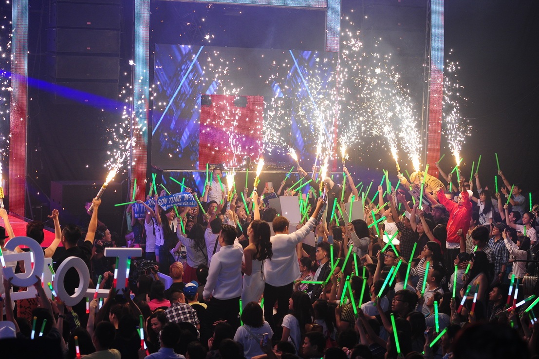 Các ca sĩ đã có phần chào sân ấn tượng trong liveshow mở màn của The Remix tối qua.