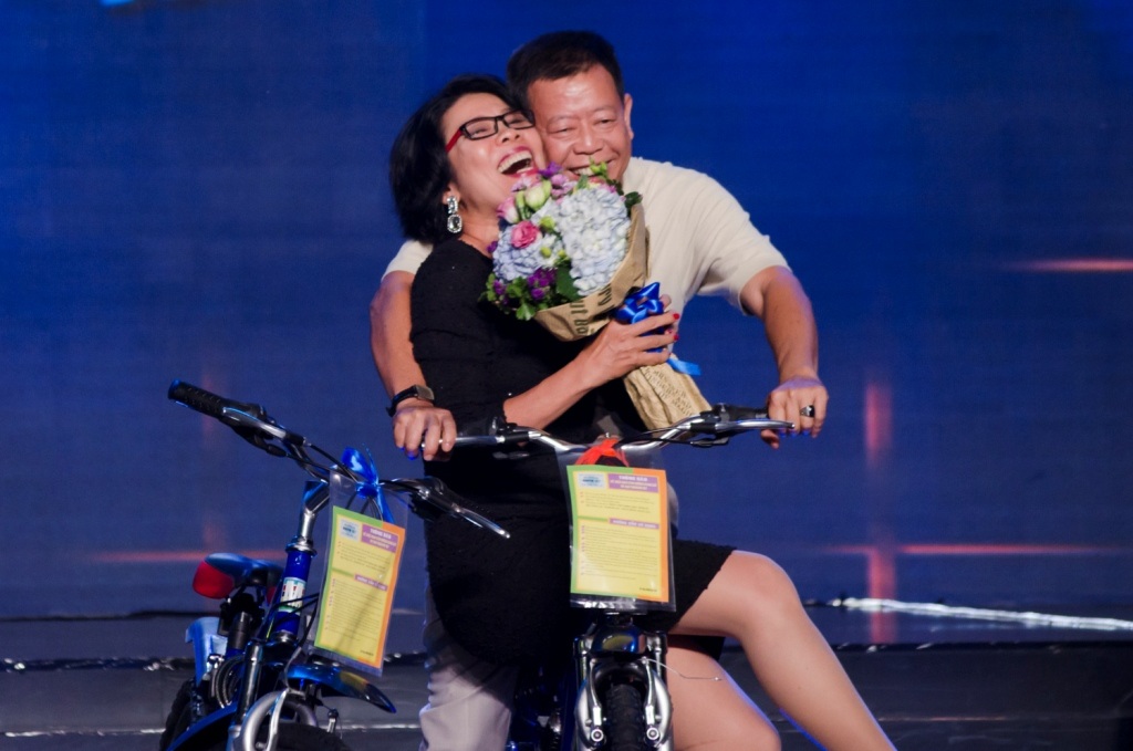Vợ chồng Cẩm Vân - Khắc Triệu bội thu trên ghế nóng - 7 Với dòng nhạc Truyền thống - Cách mạng được bắt thăm ngẫu nhiên trước đó, liên khúc