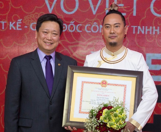 NTK Võ Việt Chung nhận bằng khen vì sự nghiệp quảng bá áo dài ra thế giới - 1 NTK Võ Việt Chung nhận bằng khen vì sự nghiệp quảng bá áo dài ra thế giới