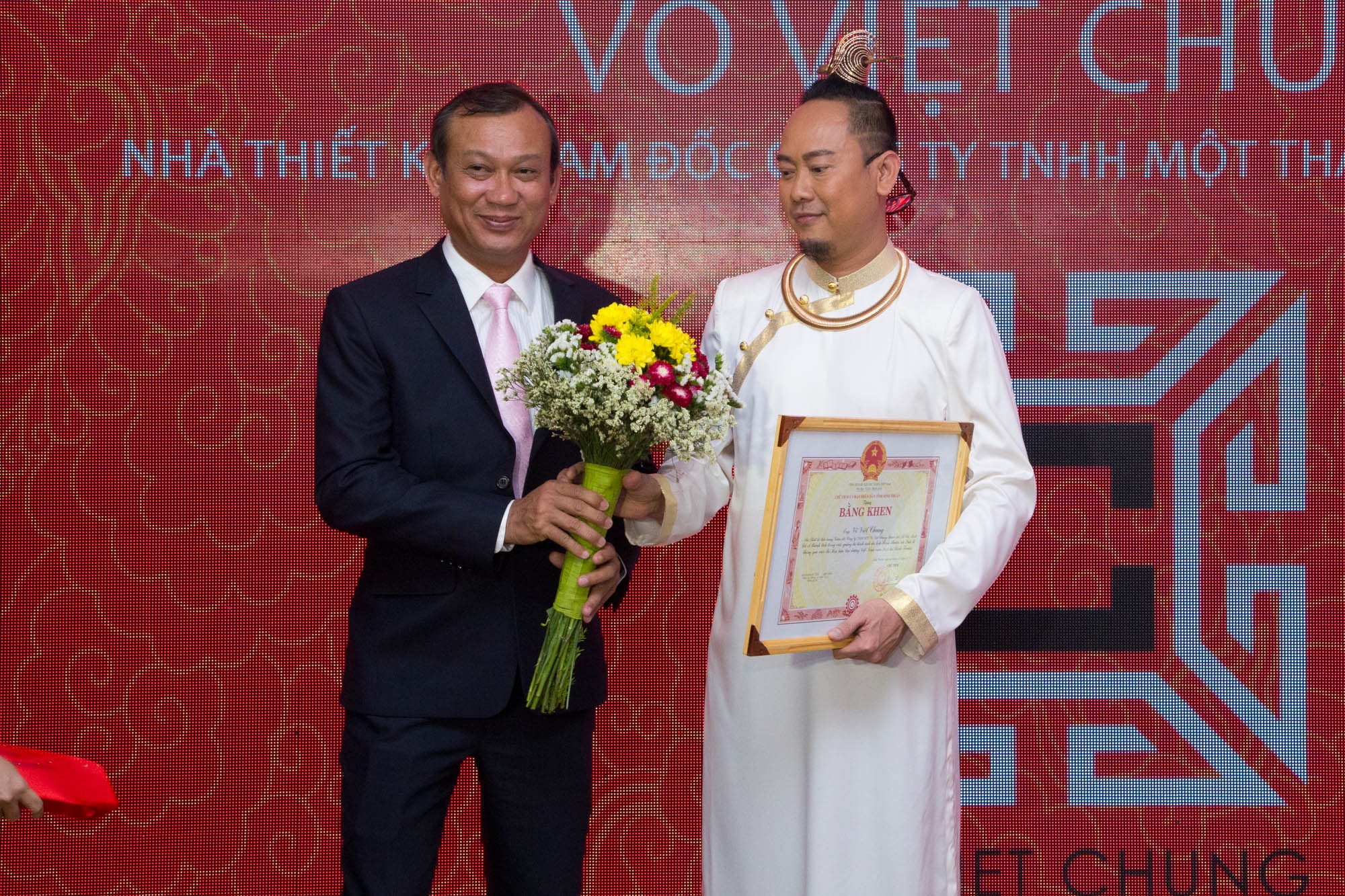 NTK Võ Việt Chung nhận bằng khen vì sự nghiệp quảng bá áo dài ra thế giới - 2 NTK Võ Việt Chung nhận bằng khen của UBND tỉnh Bình Thuận