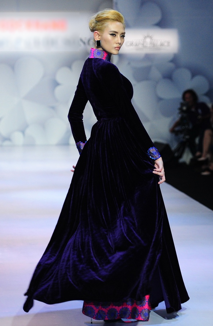 Vẻ lạnh lùng thường thấy ở Hoàng Yến vẫn được cô duy trì trong các phần trình diễn của mình.