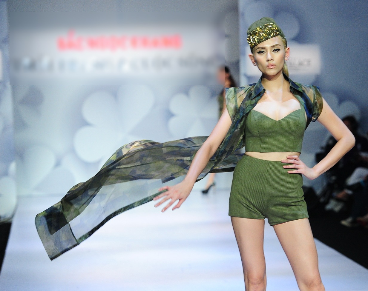 Nữ siêu mẫu cuốn hút trên sàn diễn với phong thái đầy tự tin của một người mẫu kỳ cựu.