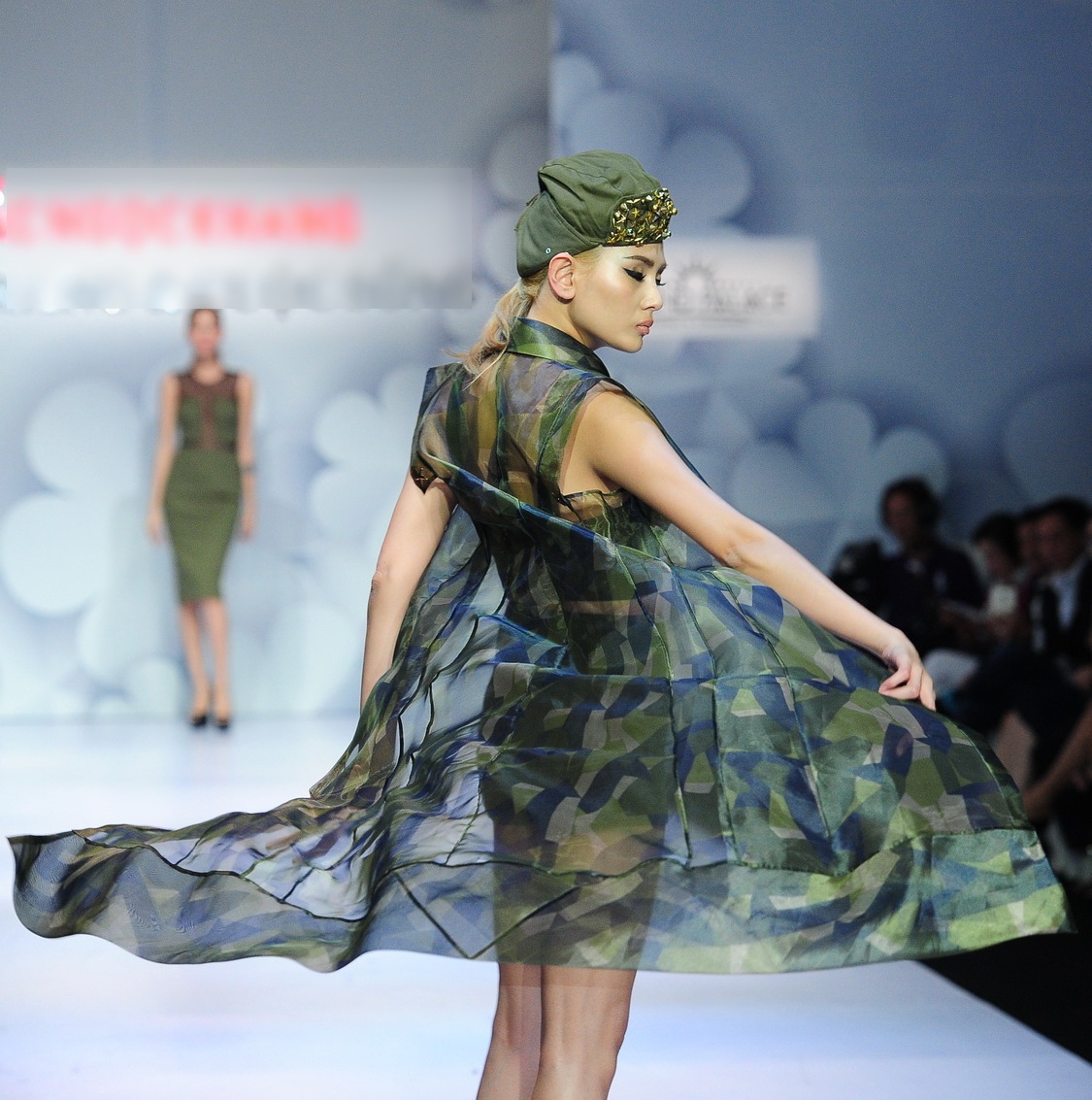 Hoàng Yến là một trong những tâm điểm thu hút khán giả trong chương trình thời trang tối qua.