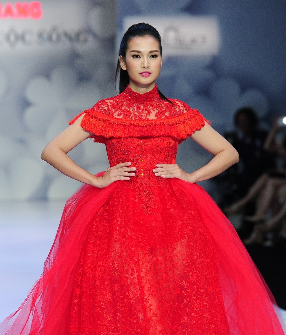 Người đẹp một con nổi bật với chiếc đầm dạ hội đỏ được dành riêng cho vị trí vedette.