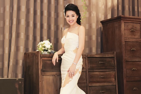 Nữ diễn viên rạng rỡ với nụ cười ngập tràn hạnh phúc khi chính thức trở thành cô dâu.