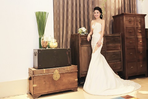 Nữ diễn viên rạng rỡ với nụ cười ngập tràn hạnh phúc khi chính thức trở thành cô dâu.