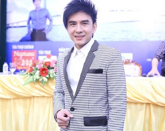 Đan Trường sẽ chạy gần 100 show diễn Tết 2015 - 1 Đan Trường trong buổi ra mắt cùng lúc 4 sản phẩm âm nhạc ngày 2/2