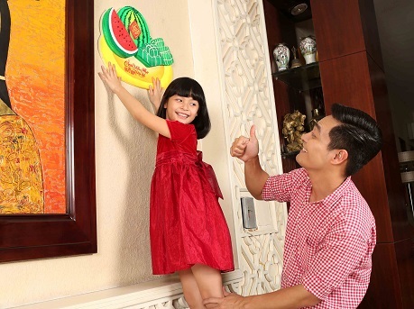 Các ông bố “sao” Việt dạy con ngày Tết - 2 Bé Bảo Anh được bố khen ngợi vì khéo léo và sáng tạo