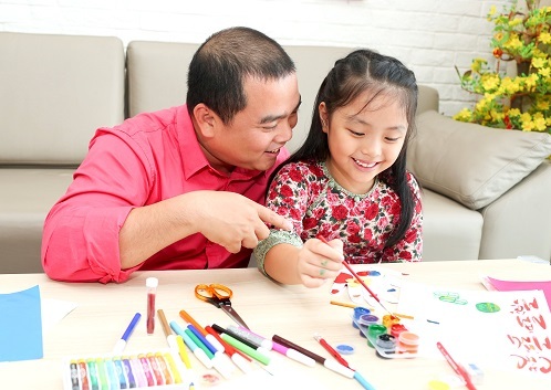 Các ông bố “sao” Việt dạy con ngày Tết - 3 Suti cùng bố làm thiệp Tết