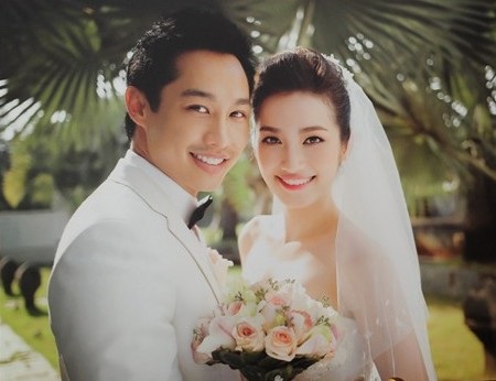 Tiệc cưới sang trọng bậc nhất Sài Gòn của Trúc Diễm - 2 Hình ảnh cưới đẹp lung linh của cặp đôi được đặt ngay lối ra vào sảnh tiệc sang trọng.