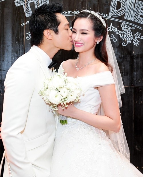Tiệc cưới sang trọng bậc nhất Sài Gòn của Trúc Diễm - 7 Màu sắc chủ đạo được sử dụng là trắng và đỏ, được bày biện sang trọng, tinh tế.