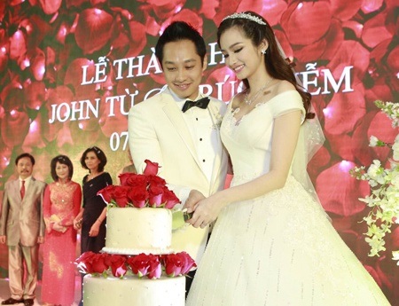 Tiệc cưới sang trọng bậc nhất Sài Gòn của Trúc Diễm - 8 Cặp đôi hạnh phúc cầm tay nhau cắt bánh cưới trước sự tán thưởng của mọi người.