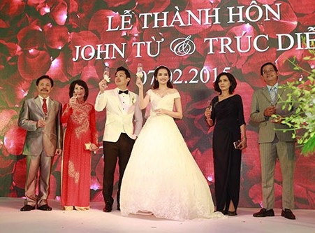 Tiệc cưới sang trọng bậc nhất Sài Gòn của Trúc Diễm - 9 Bố mẹ hai bên gia đình cùng nâng ly rượu mừng cảm ơn sự hiện diện của các khách mời.