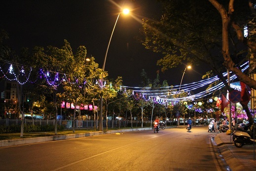 Đường phố Sài Gòn trở nên thoáng đãng hơn mọi ngày.