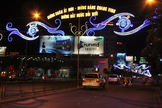 Trục đường chính từ sân bay vào trung tâm Sài Gòn cũng bớt nhộn nhịp hơn.