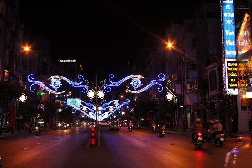 Đường Nam Kỳ Khởi Nghĩa được trang trí nối dài để phục vụ cho tết nguyên đán.