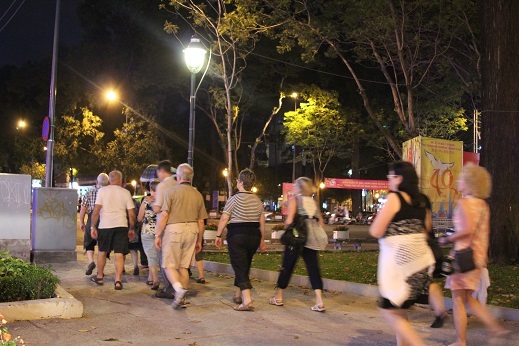 Đoàn du khách nước ngoài thích thú hòa vào không khí đêm giao thừa của Sài Gòn.