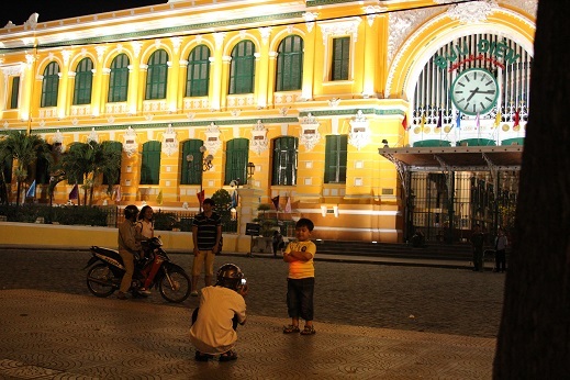 Một gia đình nhỏ tranh thủ chụp ảnh trong thời điểm đường phố còn thưa người.