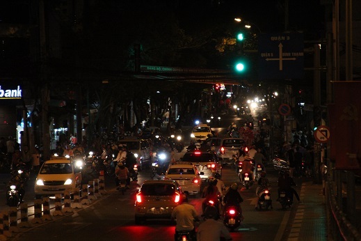 Dòng xe cộ bắt đầu đổ dồn về khu trung tâm TPHCM đón xem pháo hoa.