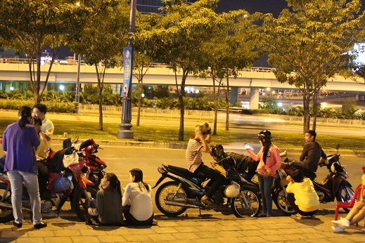 Nhiều người nhanh chóng chọn cho mình vị trí sát vỉa hè để chờ đón màn pháo hoa giao thừa.