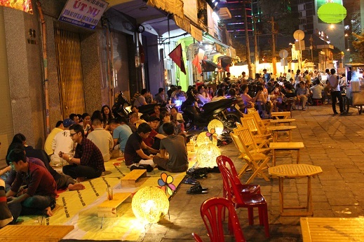 Nhiều người nhanh chóng chọn cho mình vị trí sát vỉa hè để chờ đón màn pháo hoa giao thừa.